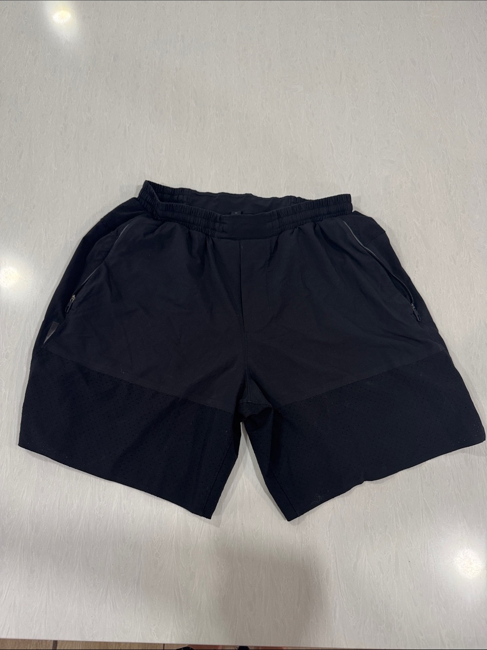 lululemon athletica Men's 7inch Medium Black Athletic Shorts with Zip Pockets